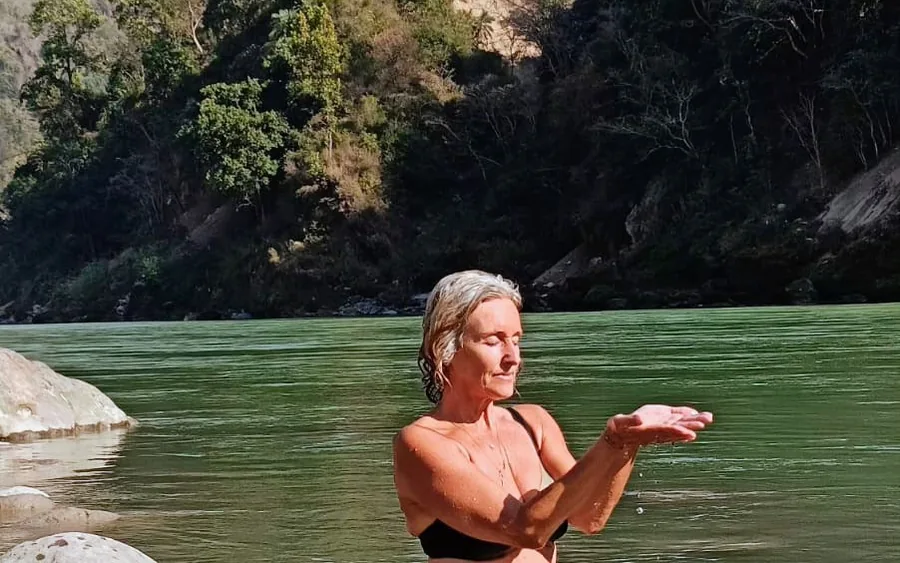 Christel recueillie dans l’eau du Gange, à Rishikesh
