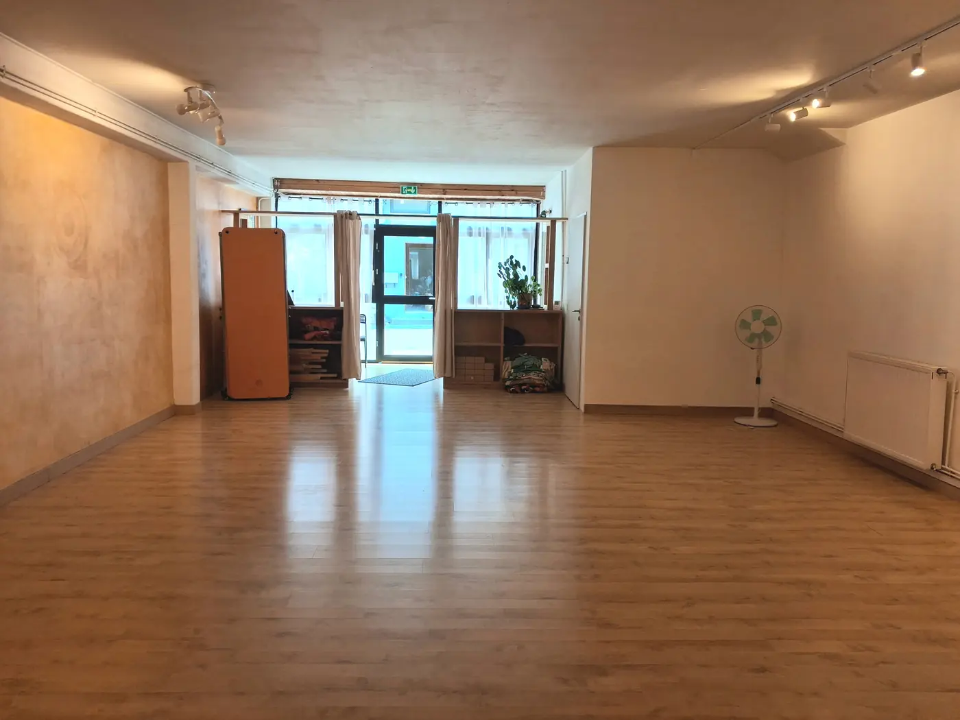 La salle du Dojo des Arts vue vers l’entrée vitrée