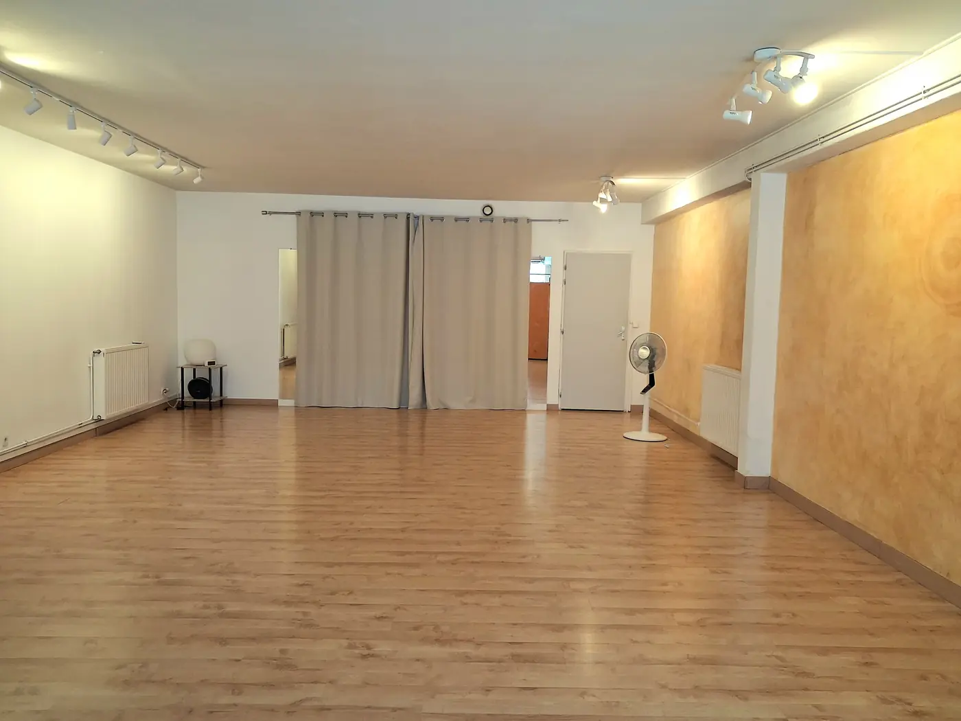 La salle du Dojo des Arts à Pau, parquet clair et murs ocre
