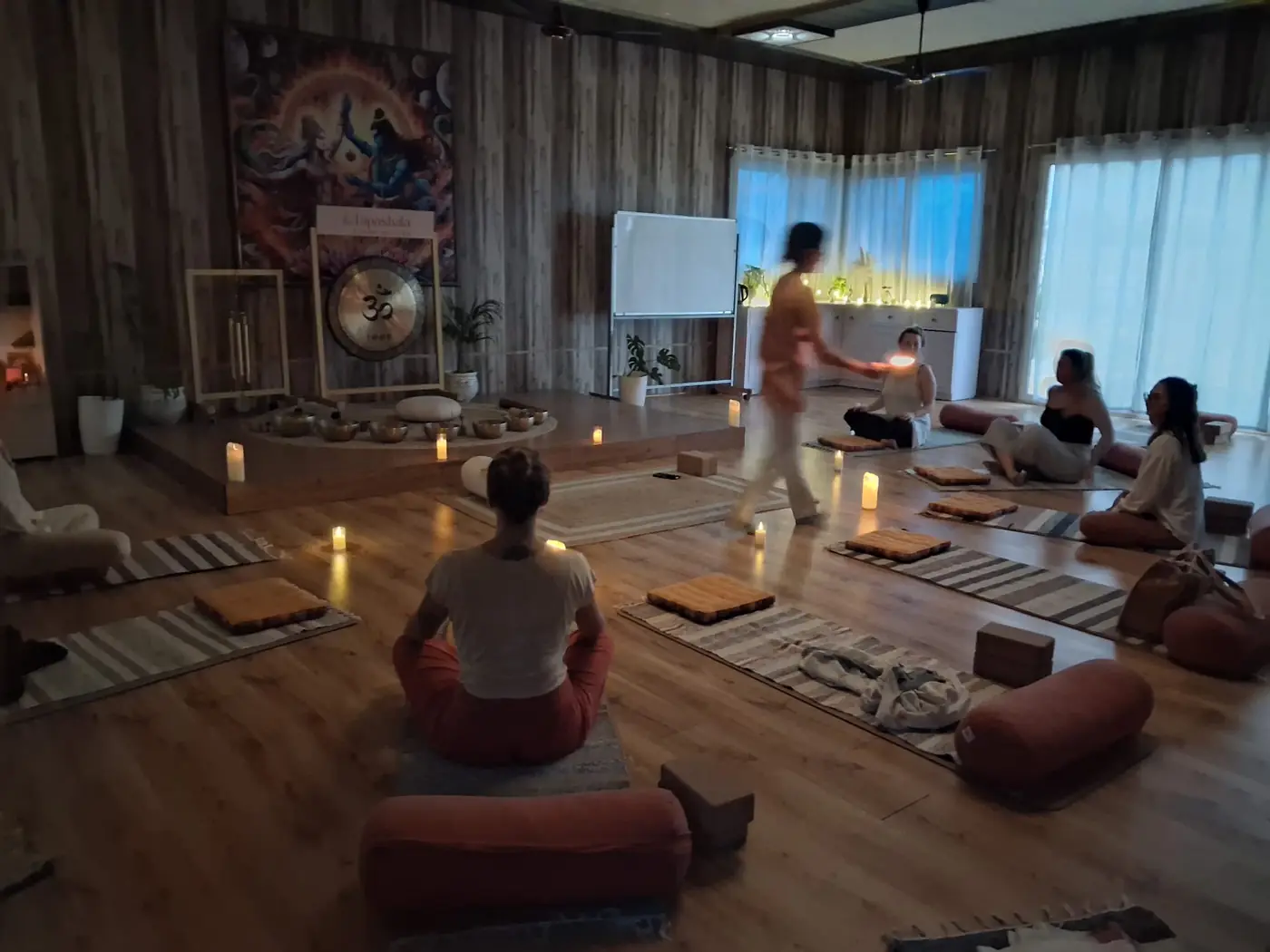 Séance de son en groupe, à la bougie