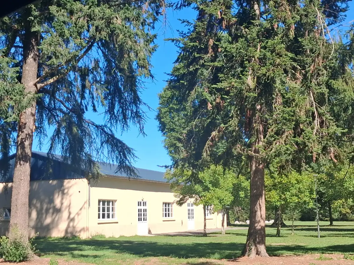 L’extérieur de la salle de Bordères-sur-l’Échez, dans son parc arboré