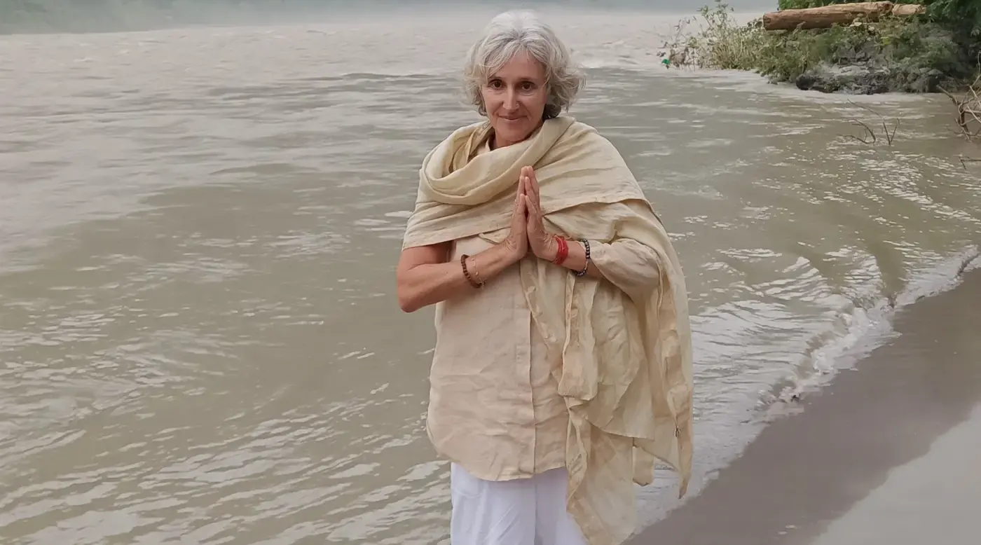 Christel au bord du Gange, à Rishikesh, mains jointes