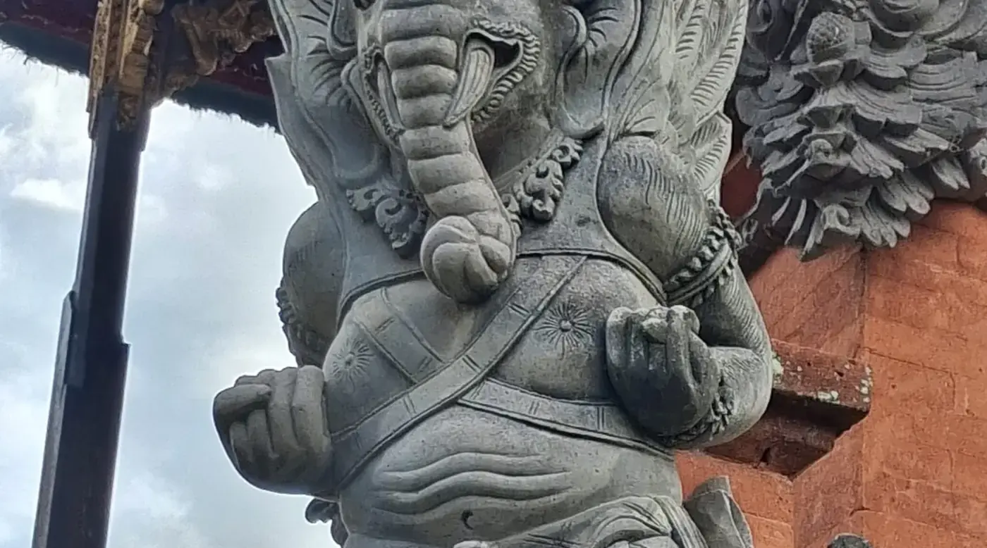 Statue de pierre gardant l’entrée d’un temple balinais