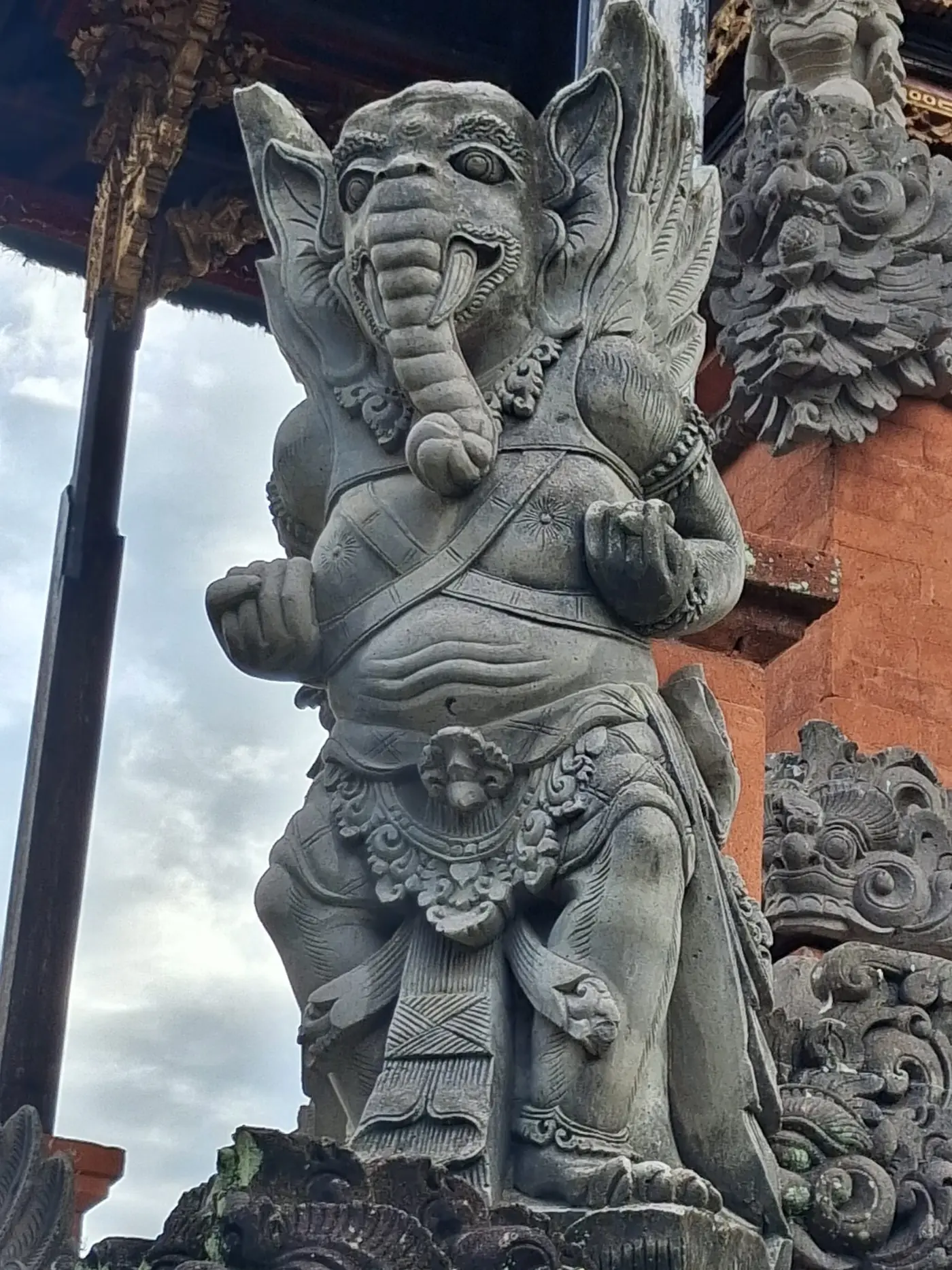 Statue de pierre gardant l’entrée d’un temple balinais