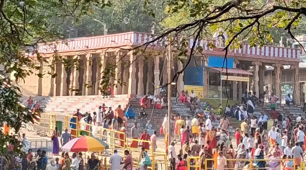 Temple en Inde, vu depuis l’ombre d’un grand arbre