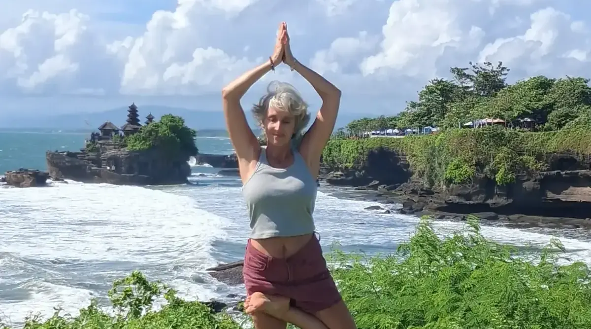 Posture de l’arbre au bord de l’océan, à Bali