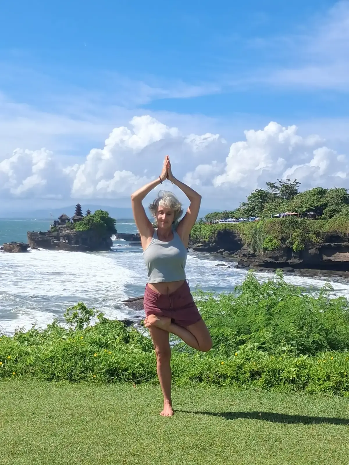 Posture de l’arbre au bord de l’océan, à Bali
