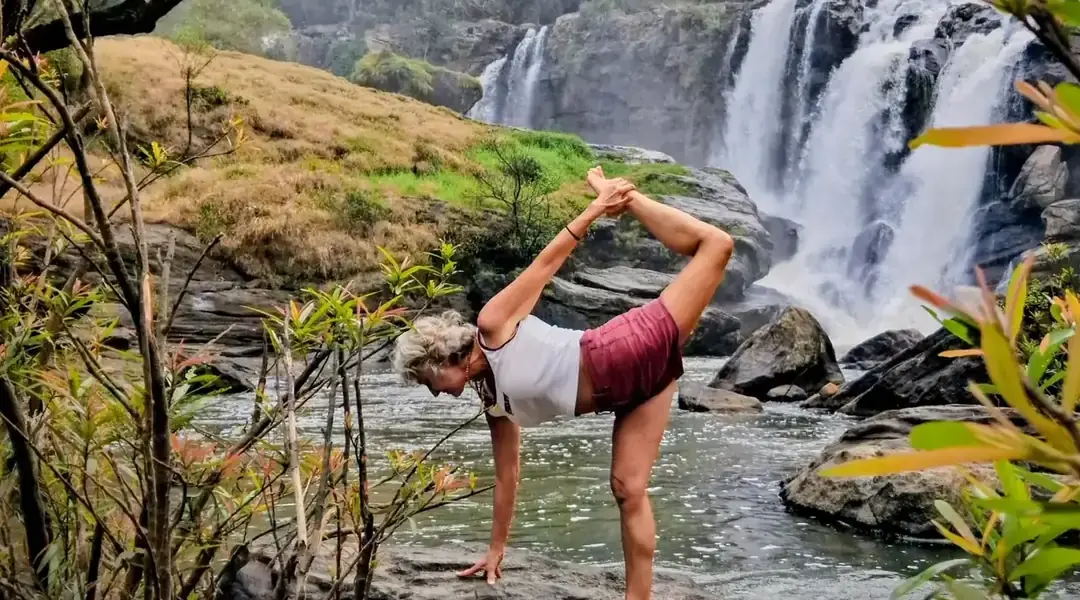 Posture du danseur devant une cascade, en Inde