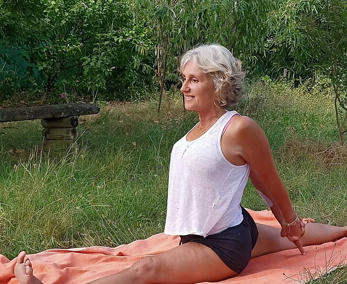 Pratique posturale dans un jardin
