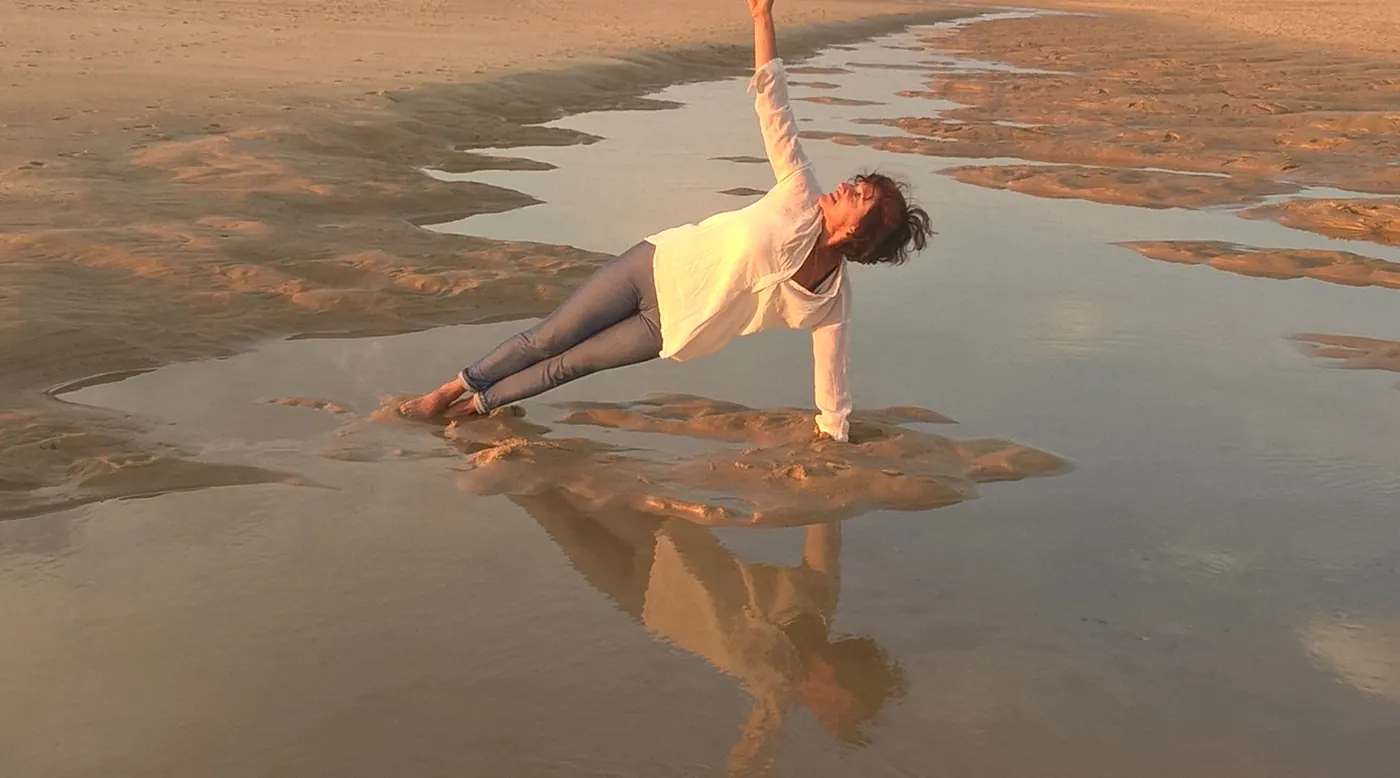 Posture de la planche latérale sur la plage